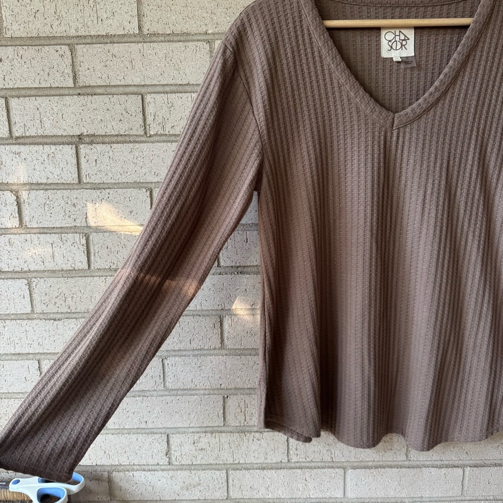 Chaser Women’s Tan Taupe Waffle Knit V-Neck Top | Sz Medium - Picture 2 of 6
